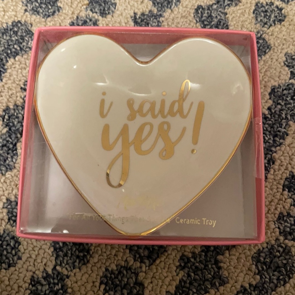 Engagement ring dish